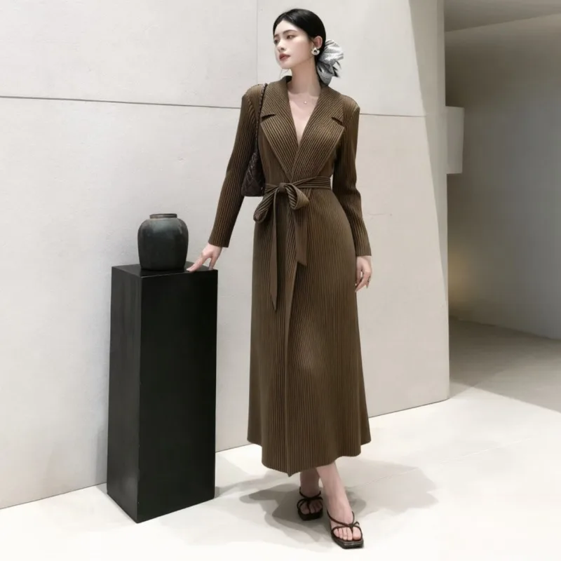2026 Autumn New Pleated Coat with Turn-down CollarLong Sleeves Elegant Fashion Waist-cinching Belted Long Thickened Trench Coat
