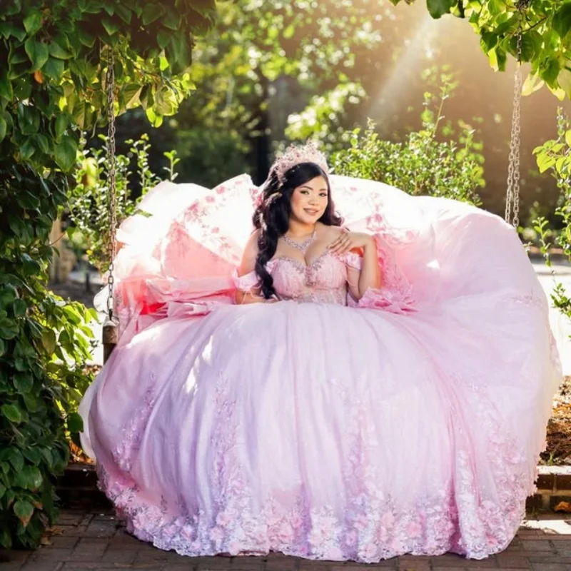 

Розовое платье с открытыми плечами, блестками, кристаллами, 3D цветочным декором, кружевными вставками, бисером, длинным шлейфом и бантом, для 15-летия (Quinceañera), на заказ