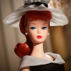 Barbie Signature 1962 después de 5 Silkstone Barbie Doll Reproduction con una colección de vestidos de princesa en blanco y negro Toy Hby14 10 mejores juguetes Barbie de ventas - №3