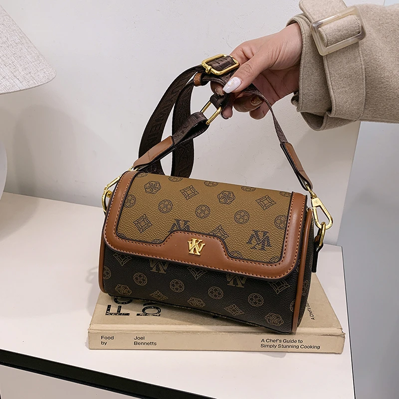 

Stylish Solid Color Crossbody Bag for Women Minimalist Designer Handbag Vintage Leather Tote with Luxury Parisian Fashion Logo