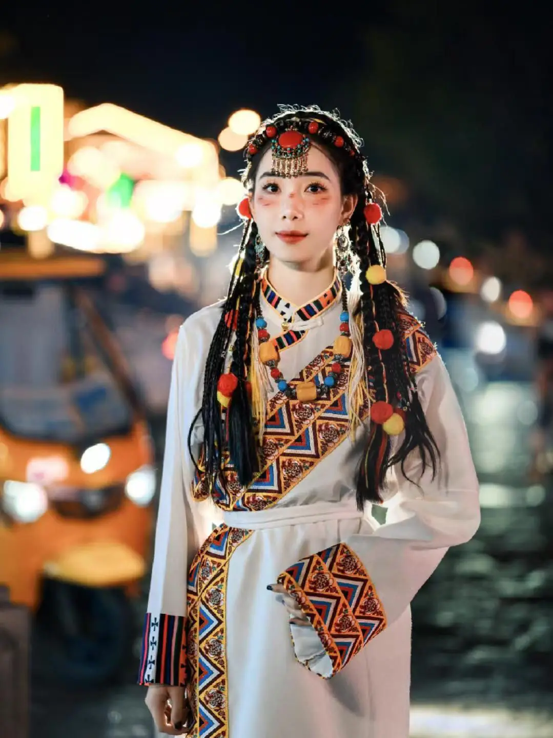 New Tibetan clothing female girlfriends travel photo Tibetan clothing a complete set