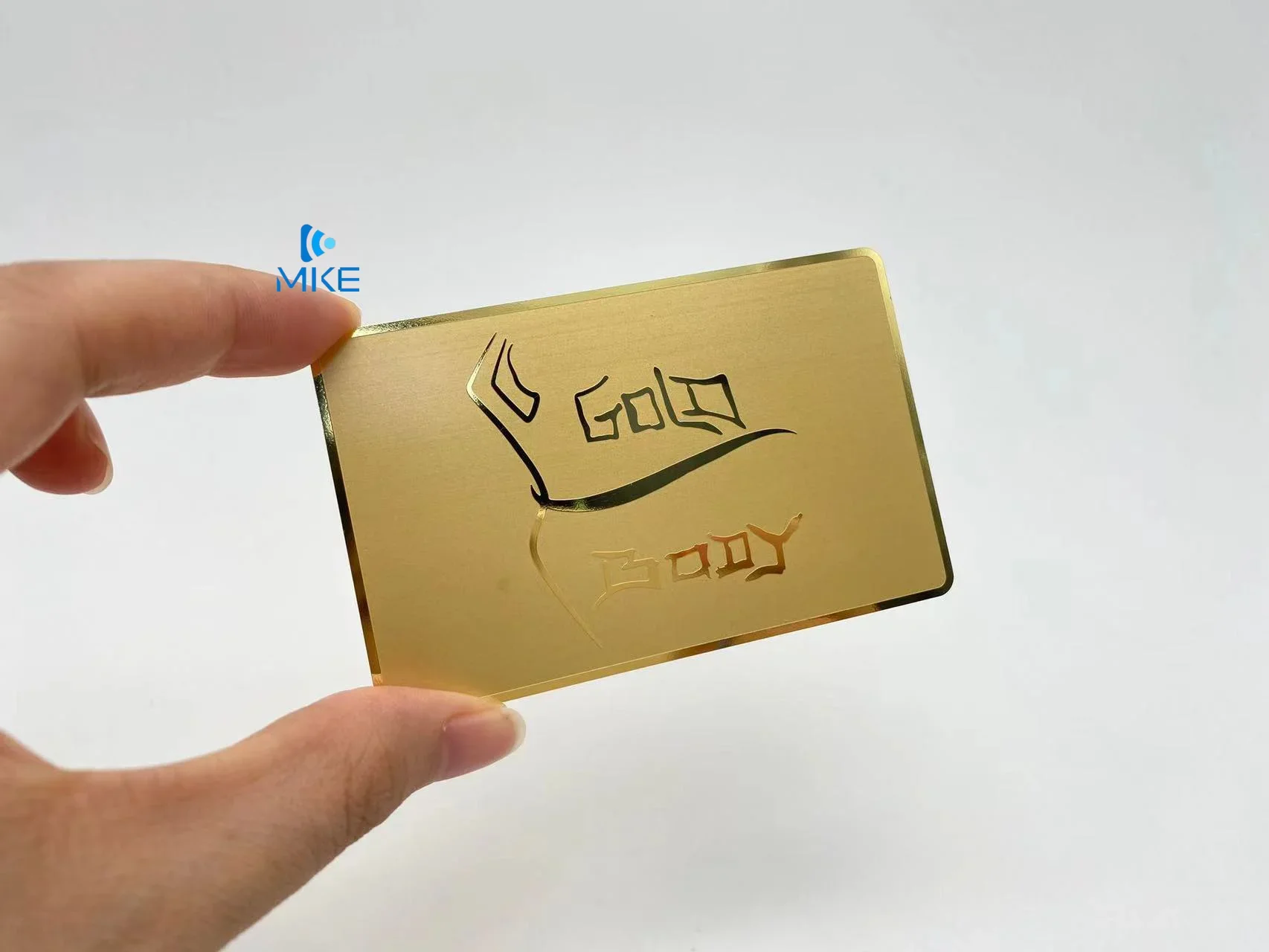 Recorte de tarjetas de metal de oro rosa cepillado