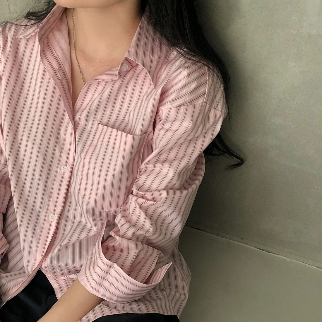 قميص مخطط بياقة مقلوبة وزر واحد من القطن الأنيق بنسبة 00% للسيدات، قميص عالي الجودة
