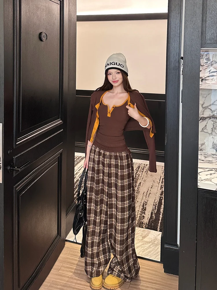 

Комплект: свободные брюки в клетку с широкими штанинами на резинке и винтажный кардиган с открытым воротом для женщин