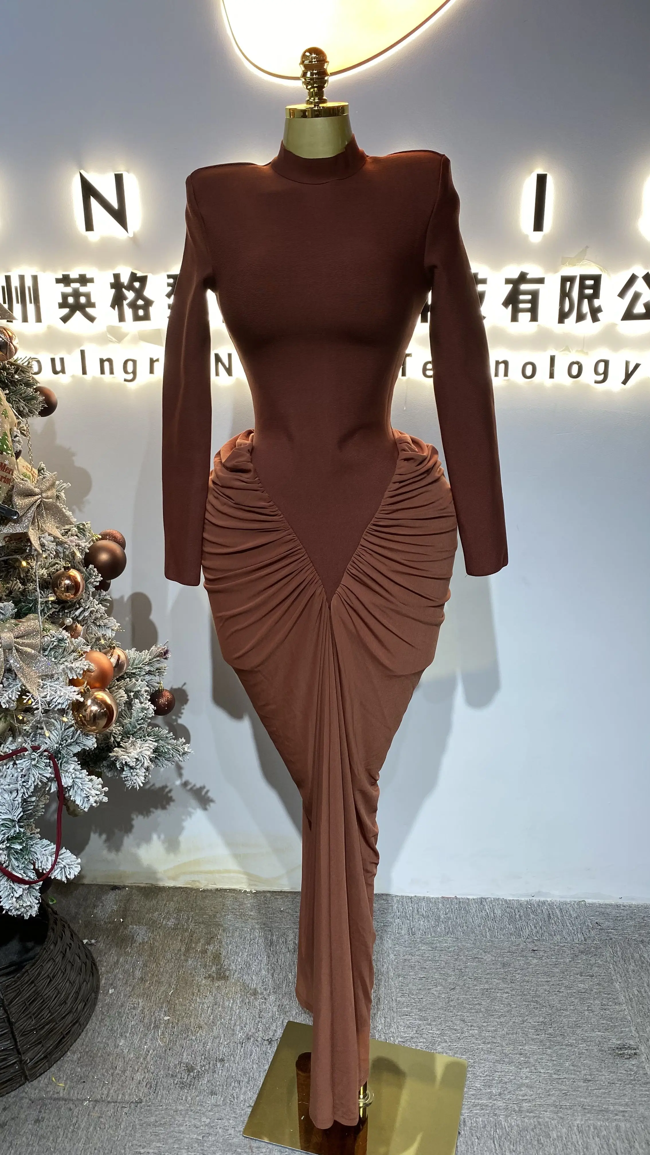 

Brown high-neck long-sleeved fitted dress with pleats at the waist, elegant high-neck party dress-GZXX716