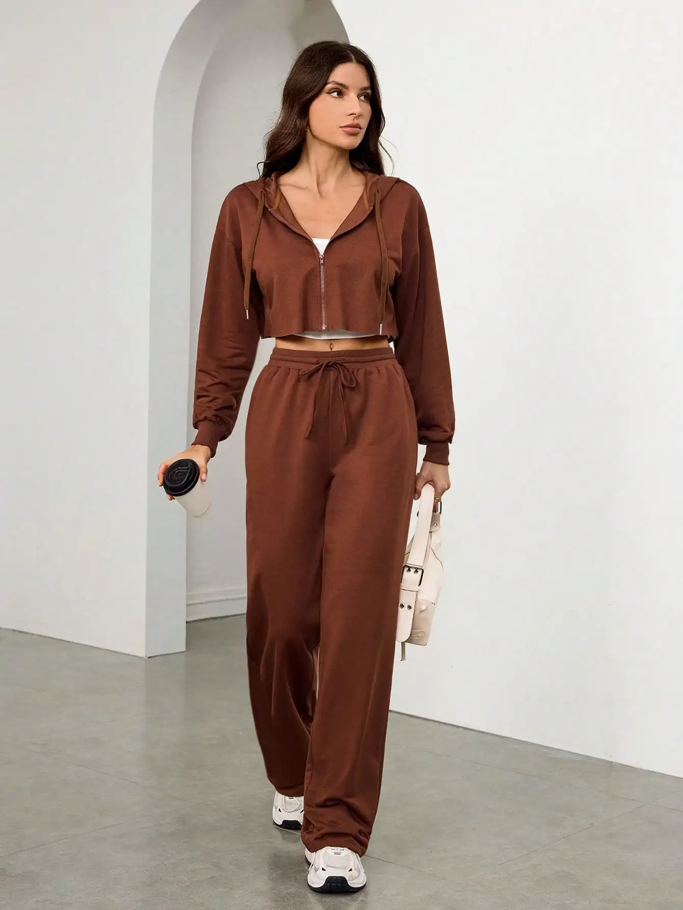 

Коричневый комплект из укороченного свитшота на молнии с капюшоном и брюк на шнурке для повседневной носки осенью и зимой