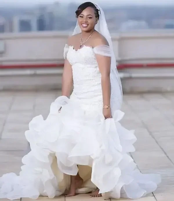 Suknie ślubne w stylu afrykańskiej syreny, plus size, z odkrytymi ramionami, koronką, marszczeniami, warstwowym tiulem i trenem typu sweep.