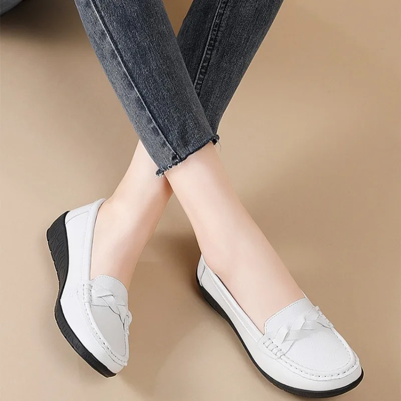 

Spring Women's Comfortable Loafers Ventilate Soft Sole Slip-On Flat Shoes Plus Size Leather Casual Flat Shoes zapatos de mujer