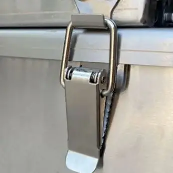 

Машина для нарезки свежей куриного мяса в ресторане, резак для полосок куриной груди