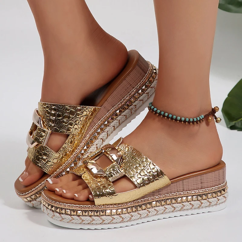 

Plus Size Fashion Rivet Platform Slippers Women Metal Decoration Gold Wedge Sandals Woman 2025 Summer Non Slip Thick Sole Slides