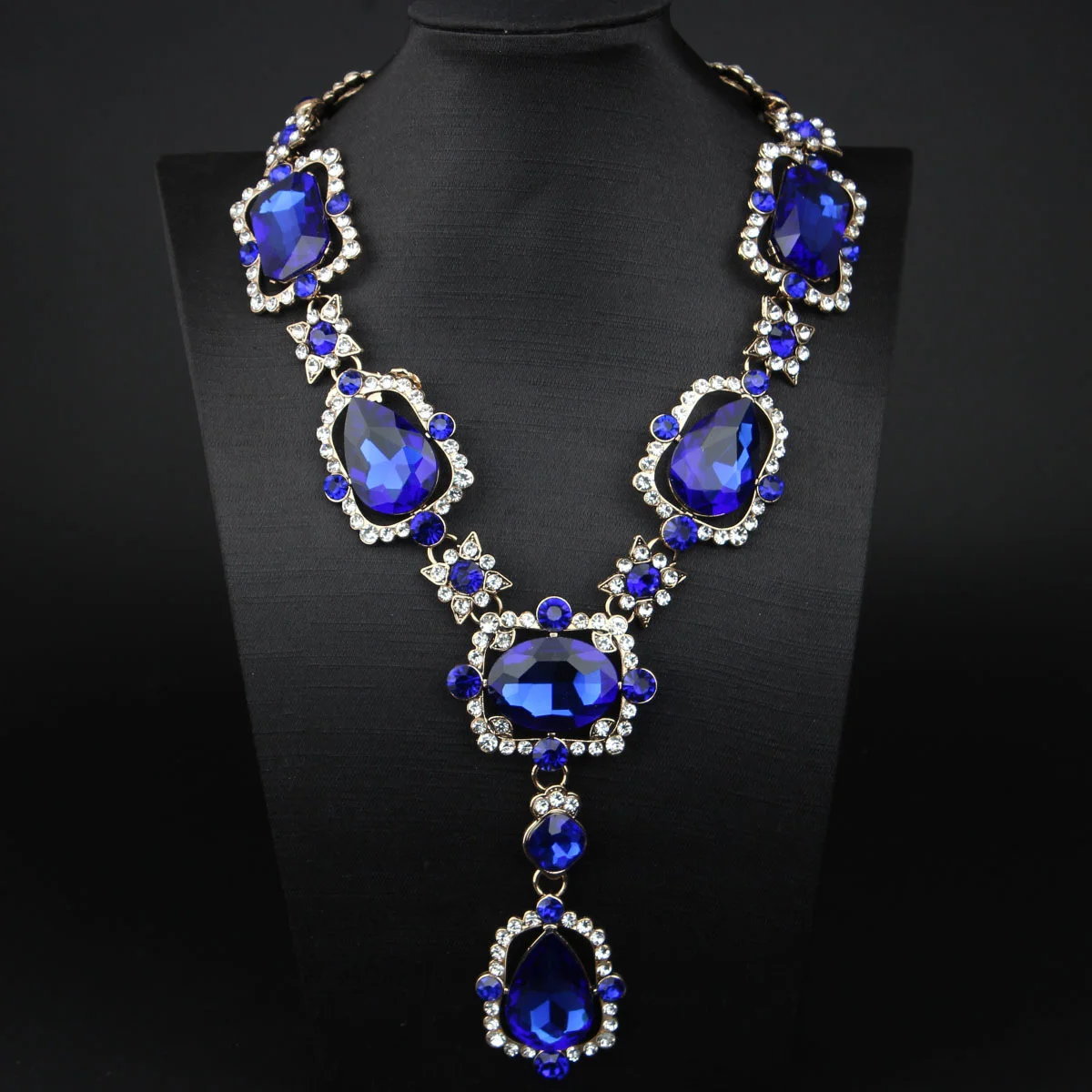

Exaggerated retro court-style necklace with large gemstones and diamonds, a fashionable and elegant collar necklace for women.