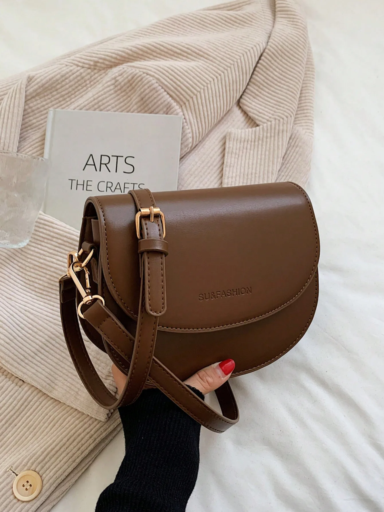 

Коричневая сумка-кроссбоди с клапаном и регулируемым ремнем