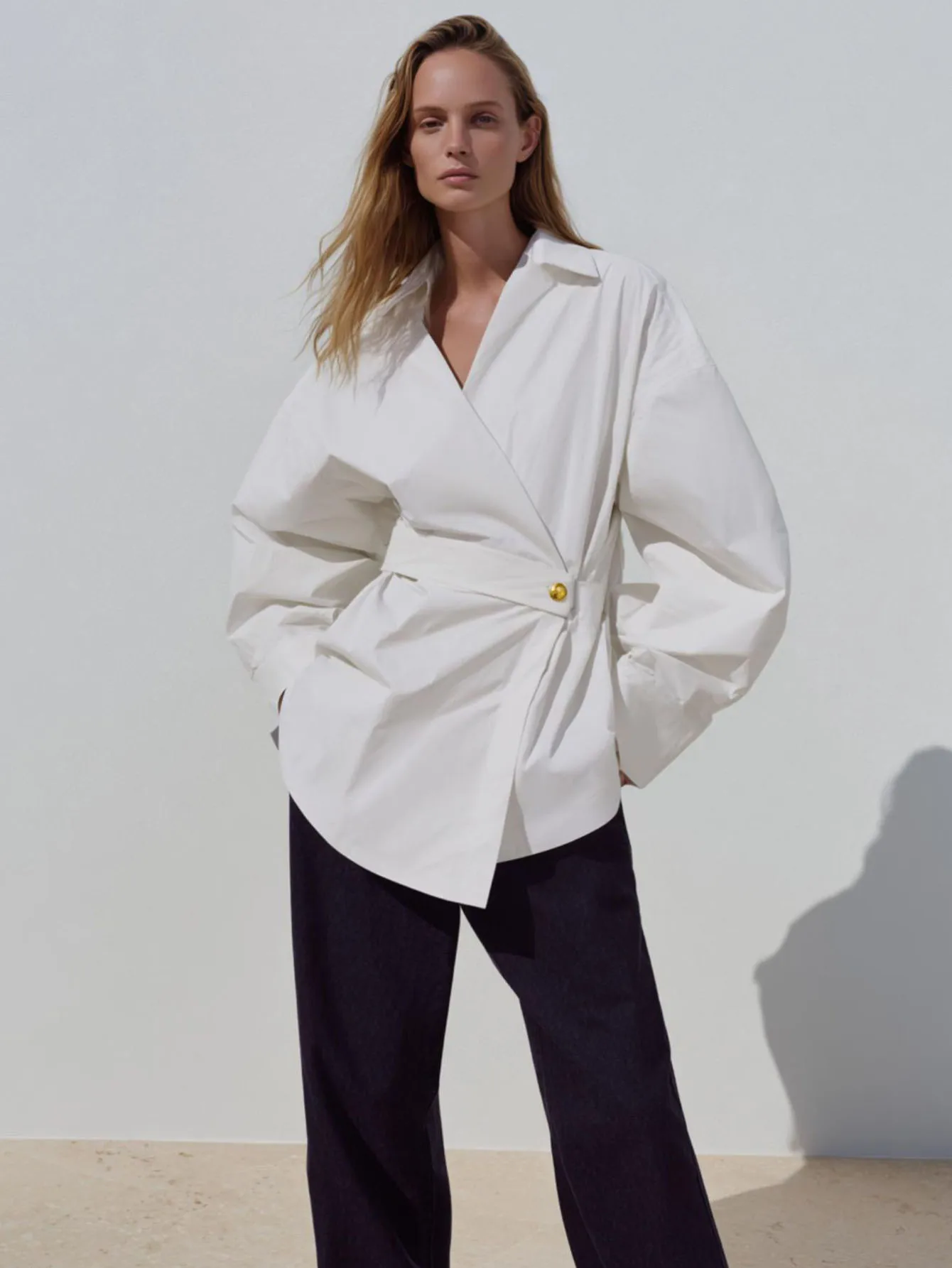 レディース スリムフィット 長袖シャツ シンプルで上品な無地 ウエストフィット アシンメトリーヘム カラートップ