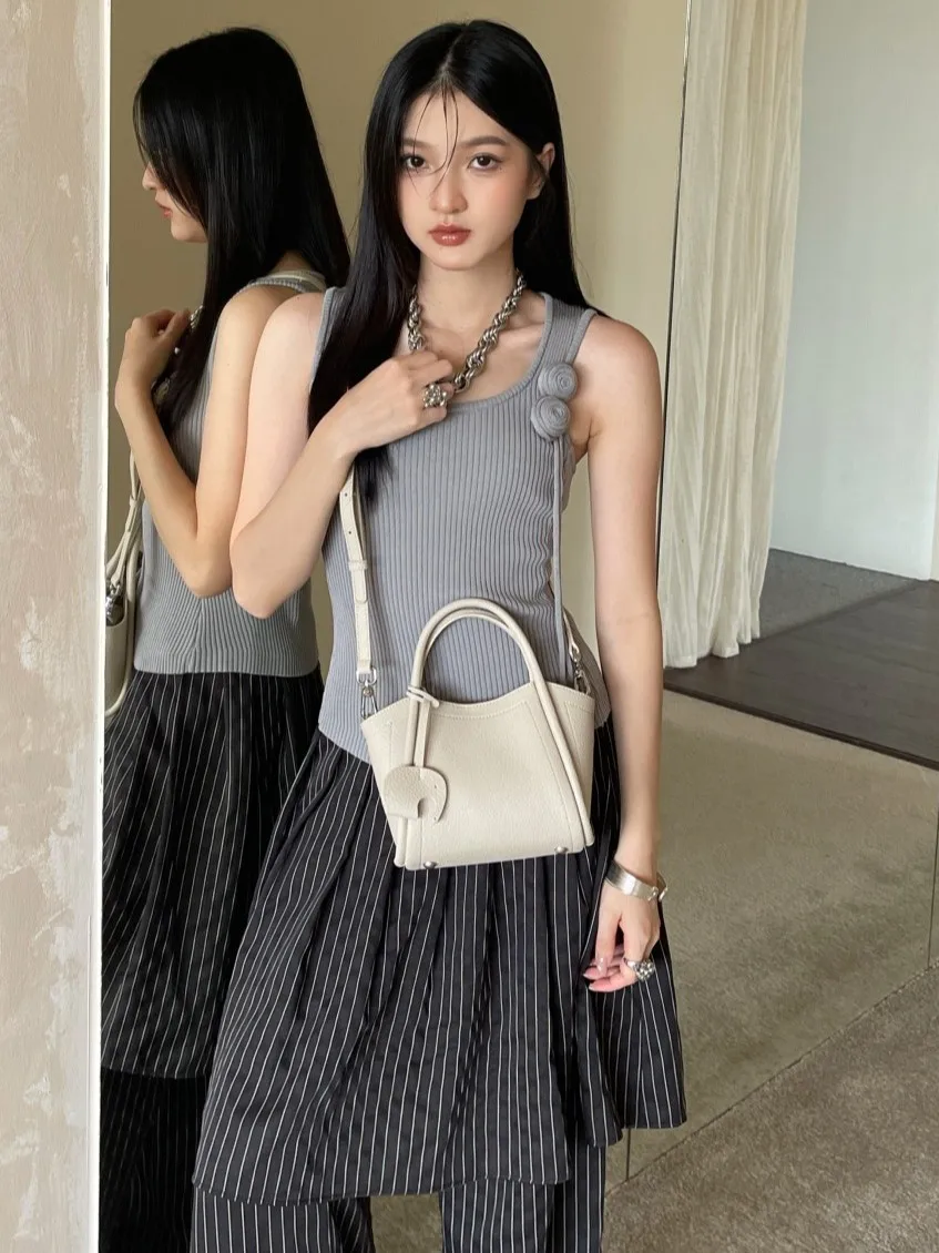 أنيقة معمارية. تم تحديد حقيبة الدلو المجنحة لأسلوب العمل إلى عطلة نهاية الأسبوع لعام 2025. #2