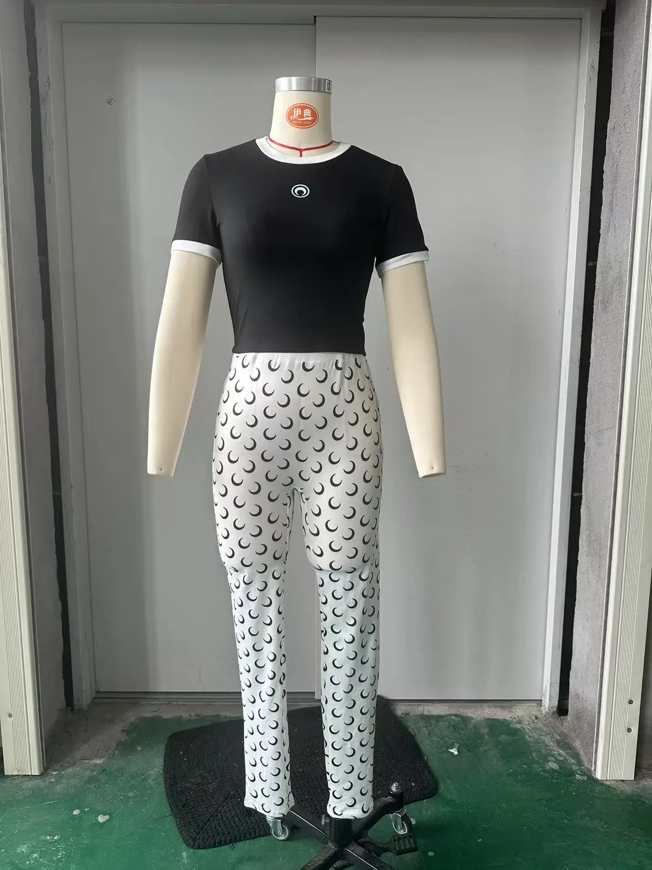 High-Quality Fashion Moon Print Design Elastic Slim-Fit Sexy Base Layer Top+Pants Set Trendy And Stylish Clothing Ensemble