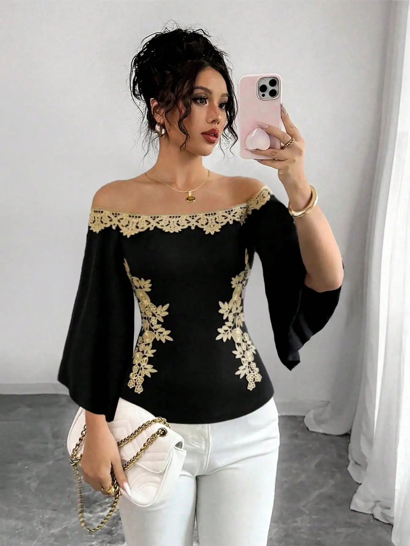 

Женская блузка с открытыми плечами, золотистой цветочной кружевной аппликацией и рукавами-колокол, приталенная, для весны и лета