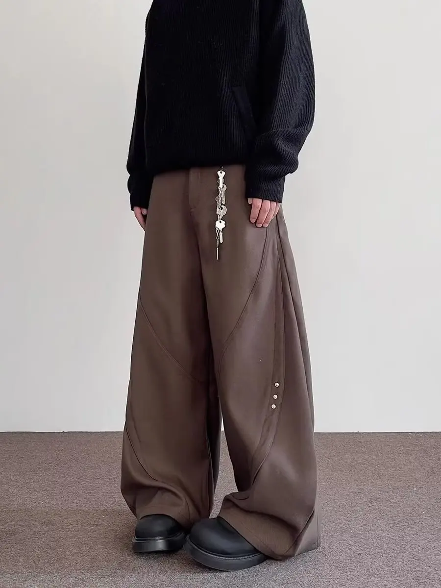 Amerykańskie spodnie męskie z naszywkami, nitami i nożem, luźne spodnie z szerokimi nogawkami, spodnie typu dad, spodnie latarnie, styl casual, młodzieżowy styl.