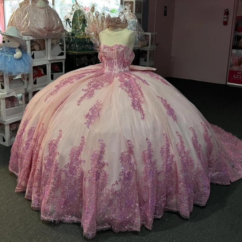 Różowa Błyszcząca Suknia Balowa Sukienki na Quinceañerę Odkryte Ramiona Aplikacje z Cekinami Koronka Koraliki Kokarda Tiulowa Sukienka na Przyjęcie Urodzinowe Sweet 16 Kamizelka