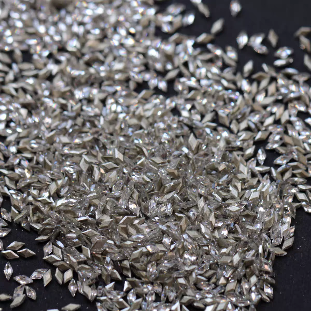 100 Uds. Cuentas de cristal de diamantes de imitación de circonita pequeña transparente 3D 1,5*3mm 100 Uds piedras preciosas rómbicas para uñas accesorios de manicura DIY