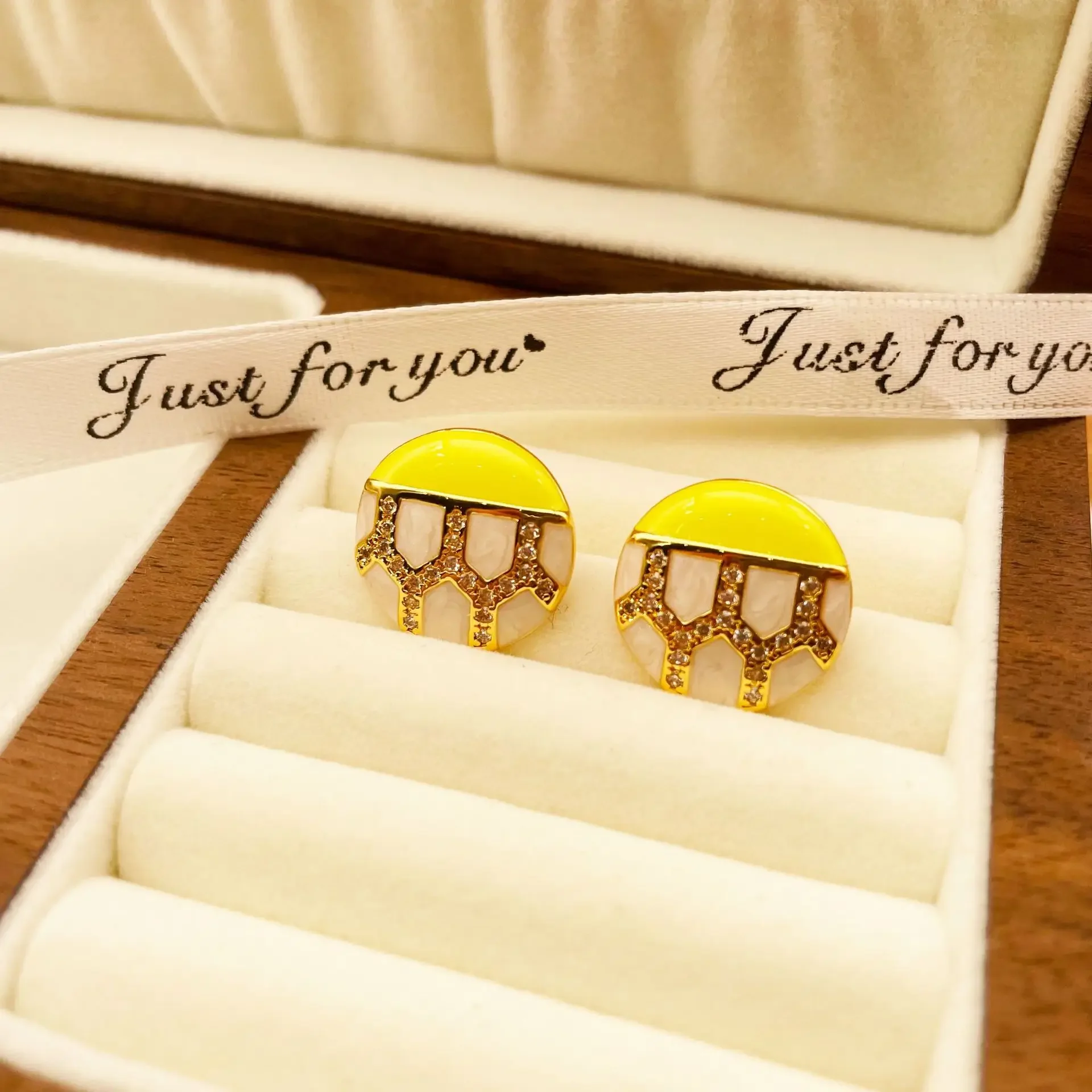 

Korean high-end round geometric zirconium drop glaze contrasting color fashionable and fresh earrings