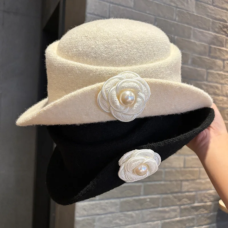 Irregularly Curled Brim Vintage Elegant Hat with Side Camellia and Pearl Flower Embellishments, Autumn and Winter Elegant Party Cloche Hat
