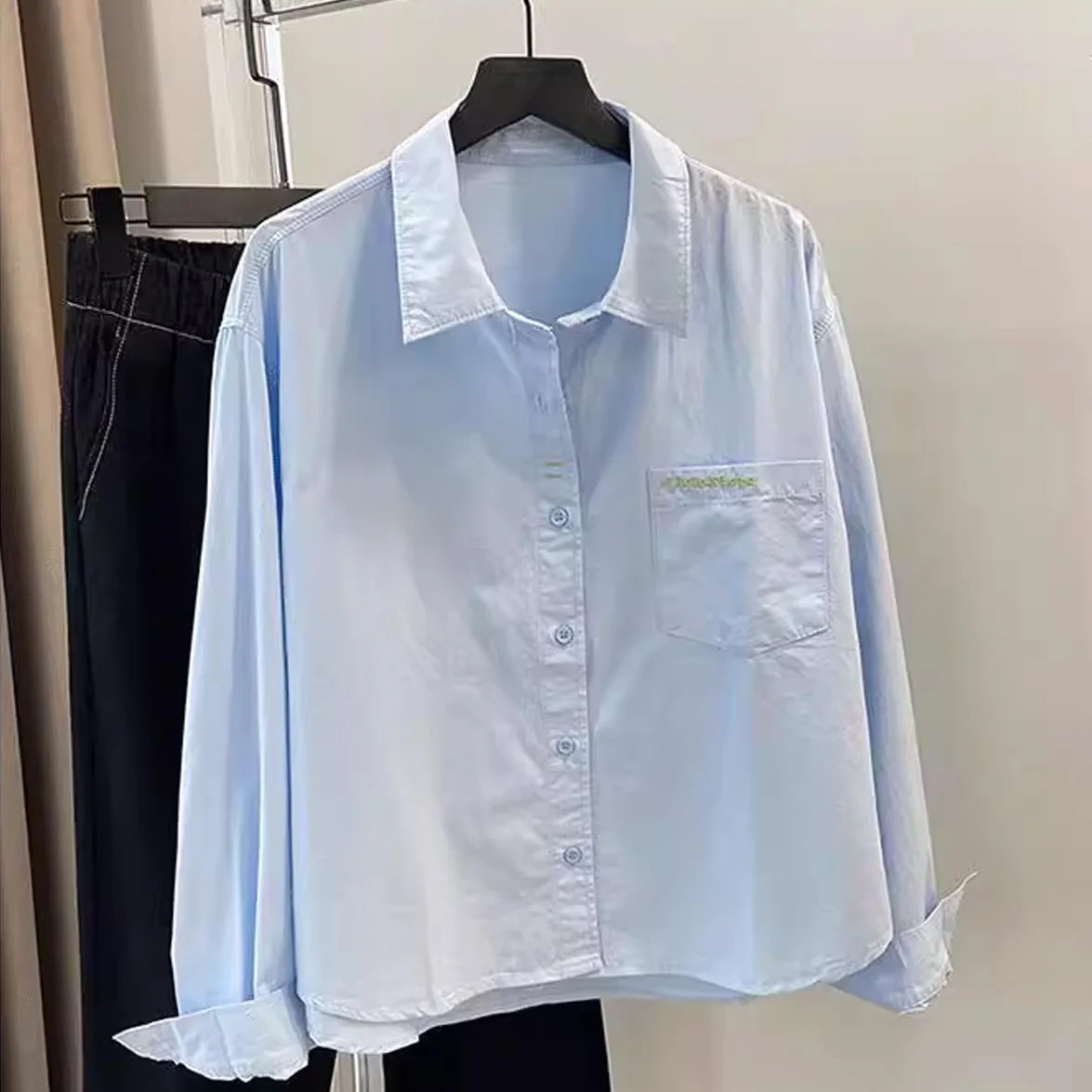 

Стильная короткая рубашка-куртка женская, светло-зеленая, повседневный стиль, свободный крой, хлопок, длинный рукав, воротник, на пуговицах, топ