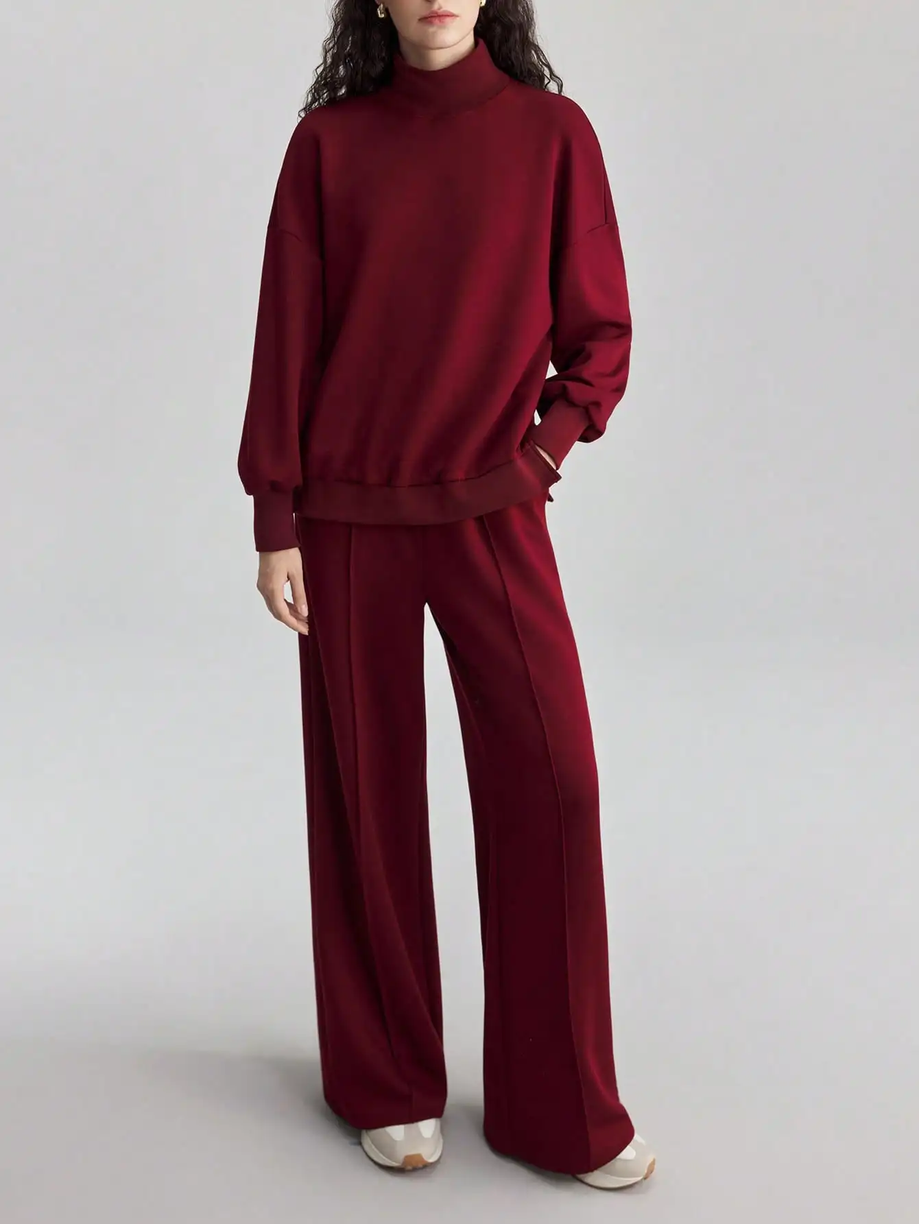 Bordeaux 2-delige set: top met hoge hals en lange mouwen & wijde broek, minimalistische urban casual stijl