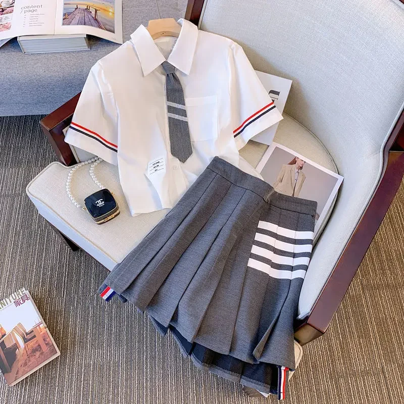 Wang Xinling does not need to wear a tie for men and women. JK Academy style gray pleated skirt for children's kindergarten. Bri