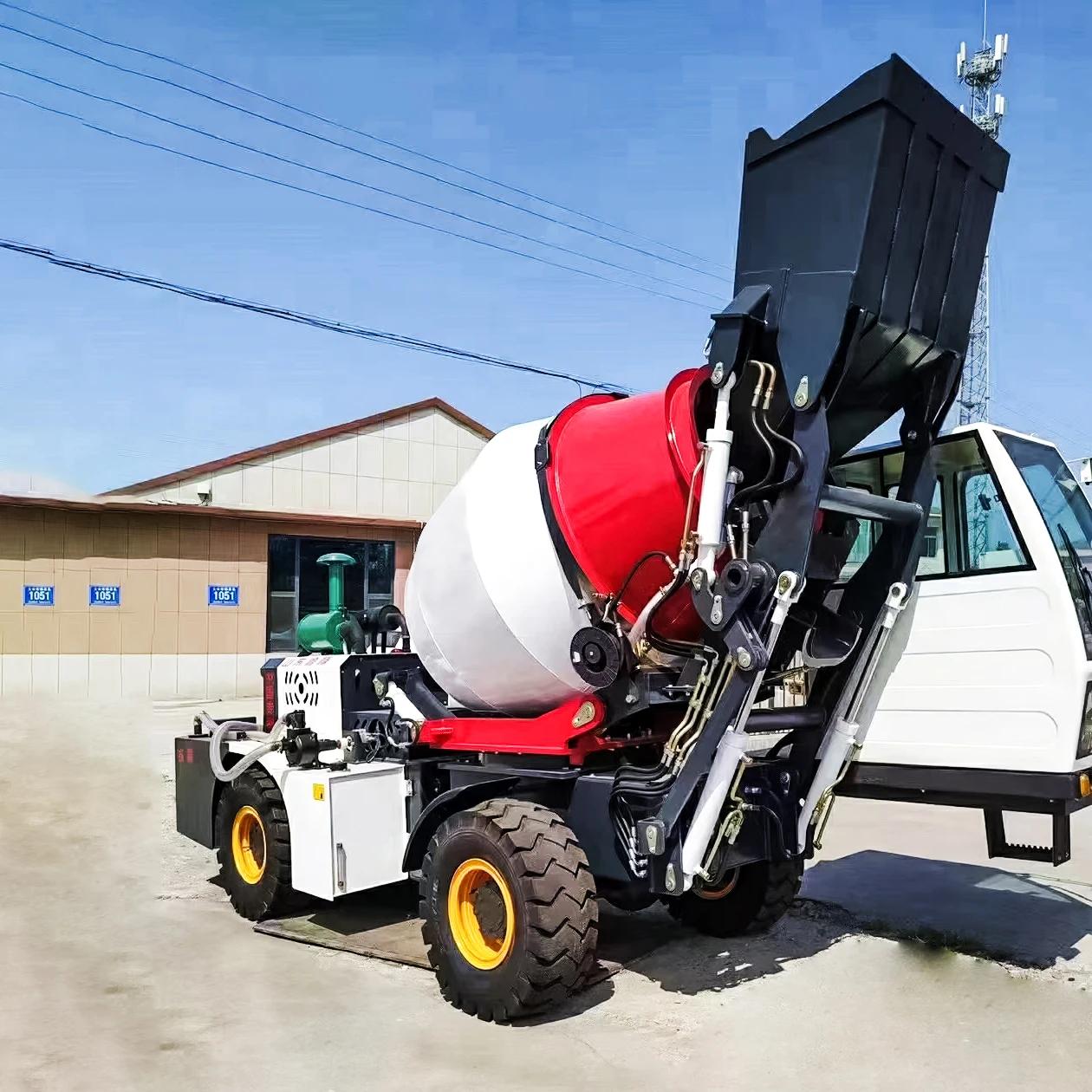 High Quality 270 Degree Rotating Self-loading Concrete Mixer Truck Auto Feeding 2m3 3m3 High Capacity Concrete Mixer for Farms