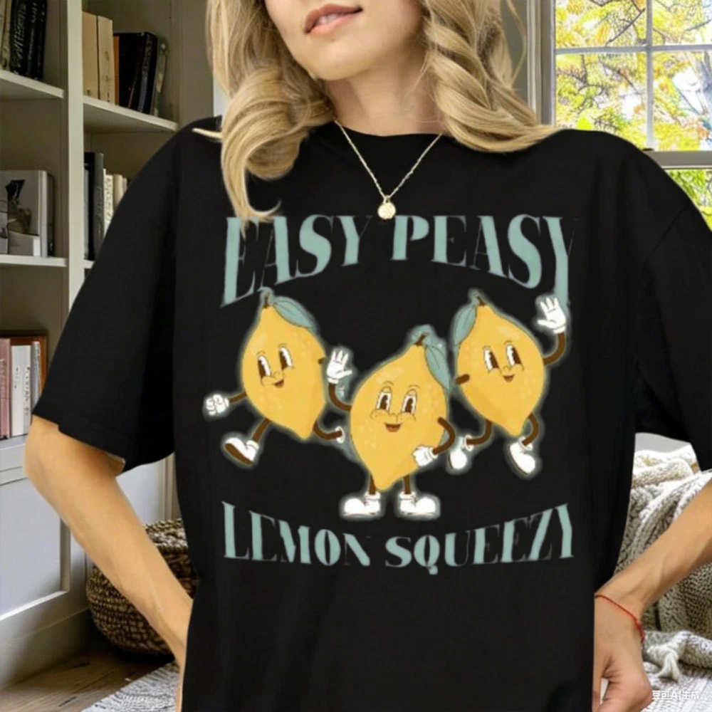 Camiseta Easy Peasy Squeezy Retro Lemon 90s com estampa traseira, camiseta vintage para praia e verão, camiseta com bolso Sun Vibes, Limoncello Mom Bestie Tee