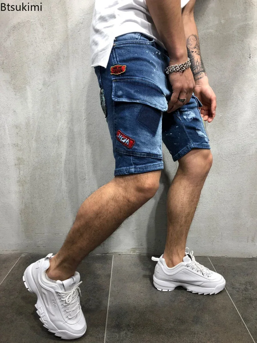 2025, Sommer-Kurze Jeans für Herren, hohe Stretch, modisch, lässig, Denim-Shorts, männlich, schmale Passform, elastische Abzeichen, Taschen, Loch-Shorts für Herren