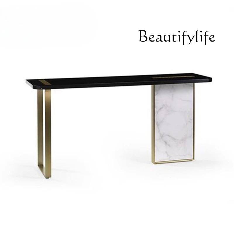 ทางเข้าบ้านสไตล์โมเดิร์นหรูหรา ทำจากสแตนเลส พร้อมพื้นทางเดินหินอ่อนสีแชมเปญโกลด์ เรียบง่าย