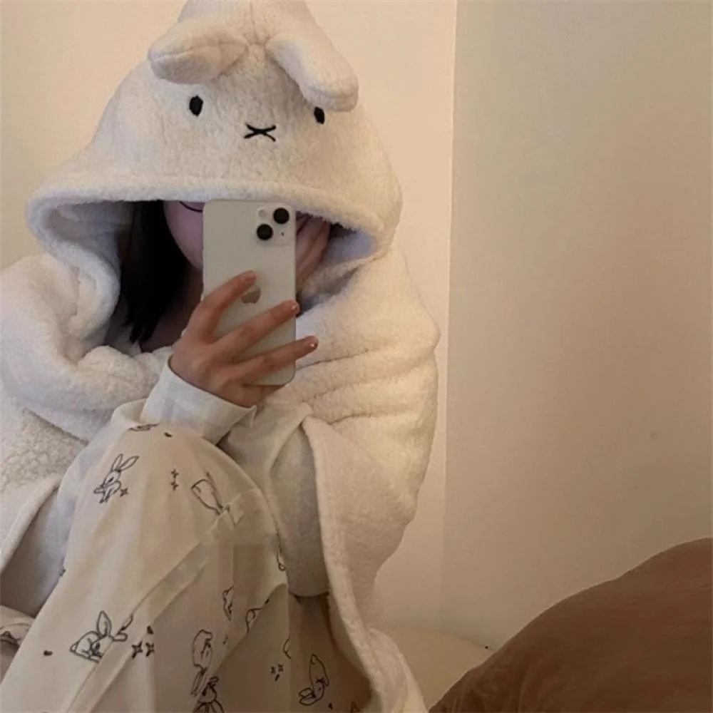 ผ้าห่มขนสัตว์มิฟฟี่ ผ้าห่มผู้หญิงสำหรับฤดูใบไม้ร่วง/ฤดูหนาว ผ้าห่มหนานุ่มอุ่นสบาย ผ้าห่มนักเรียนแบบมีสายคล้องไหล่และหมวกในตัว ผ้าห่มผ้าฝ้ายสำหรับงีบหลับ