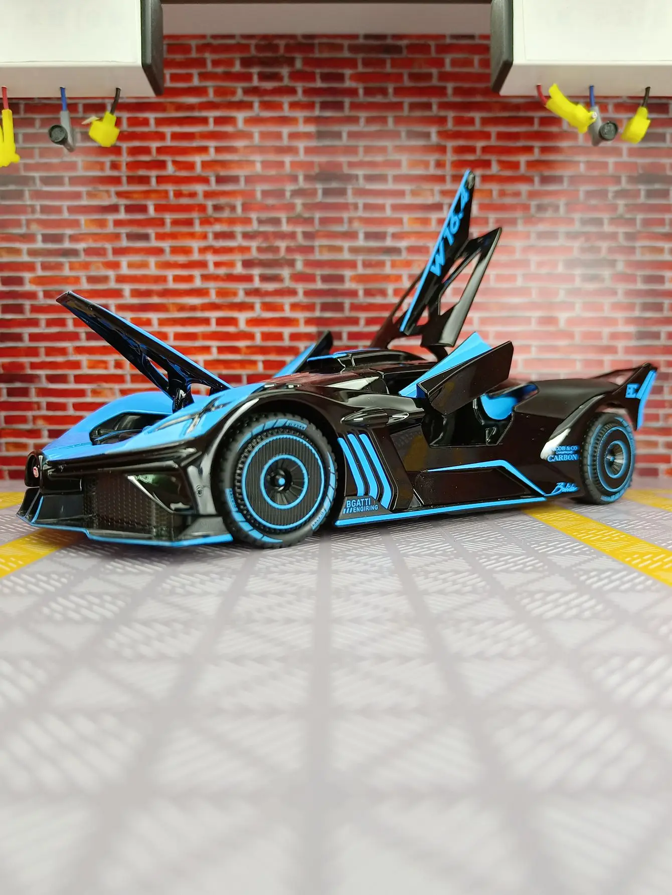 1:24 simulação Bugatti liga modelo de carro ornamentos, portas e capô do motor, porta-malas pode ser aberto, presentes de retorno de som e luz1: 2