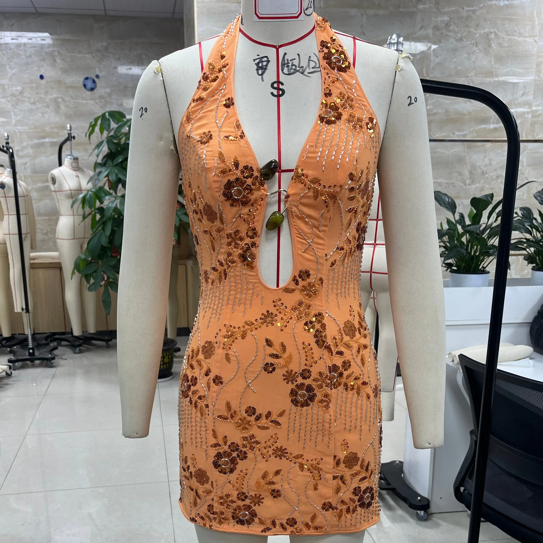 Y2Kผู้หญิงมินิHalterคอชุดเลื่อมประดับด้วยลูกปัดดอกไม้แขนกุดBacklessชุดBodyconสําหรับDaily Party Club