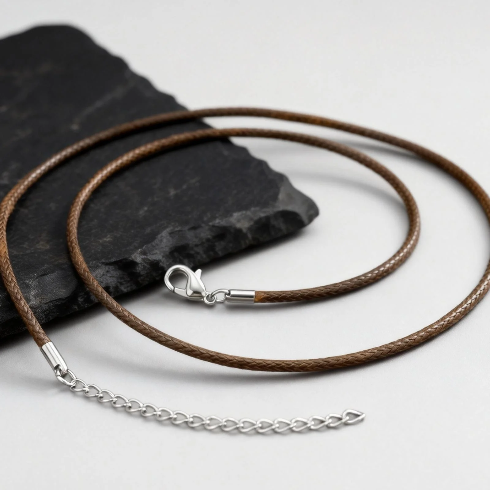2mm Schwarze Braune Lederkette Halskette für Männer, Wasserdichter Edelstahl Verstellbarer Verschluss Gewachste Kordel Halsbänder Geschenk – Detail 2