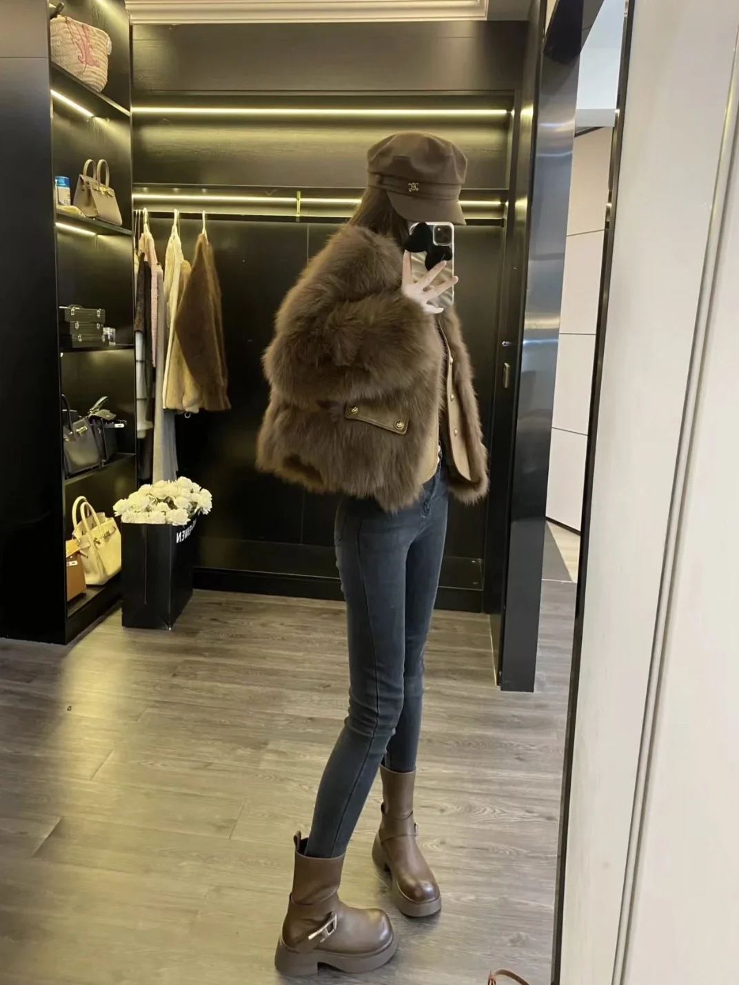 Ein verdickter, hochwertiger, umweltfreundlicher Fuchspelzmantel im mittleren Winter mit einem modischen, stilvollen und raffinierten Look