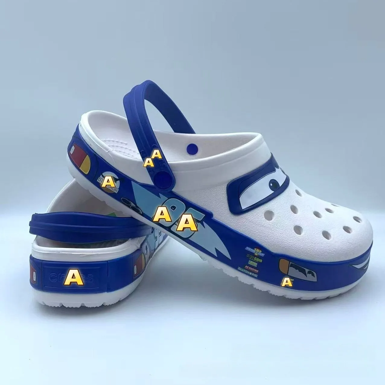 Cartoon 95 Rennwagen-Themen-Clogs für Jungen, weiche, bequeme EVA-Lochschuhe, süße Schlupfsandalen, originelles Geburtstagsgeschenk für Autoliebhaber