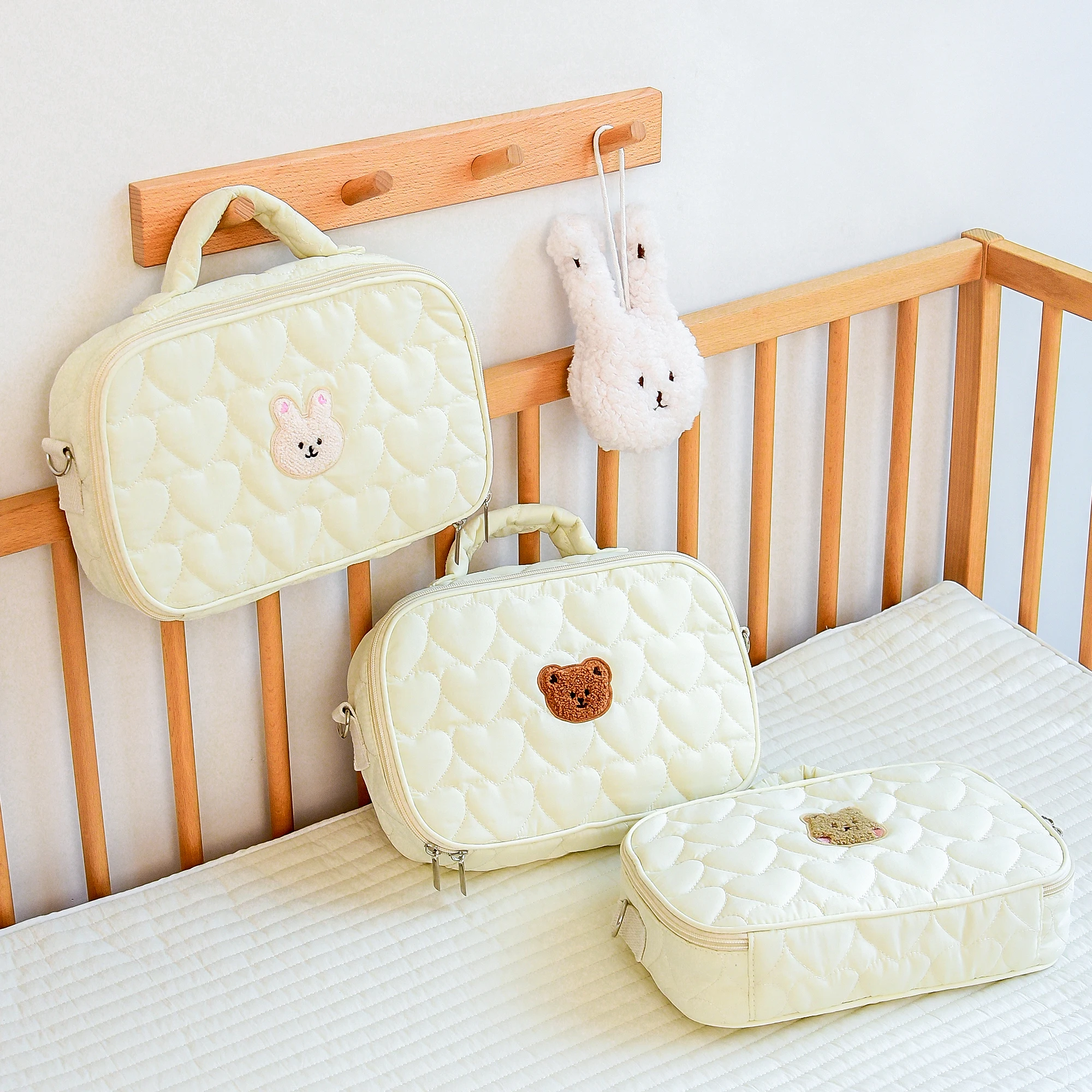 A mommy shoulder bag is easy to carry