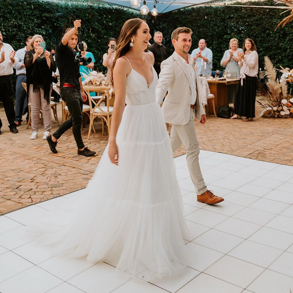 السباغيتي الأشرطة المتدرج مطوي تول مفتوح الظهر ثوب زفاف مخصص المنخفضة قطع الخامس الرقبة شبكة فرشاة قطار ريفي فستان الزفاف