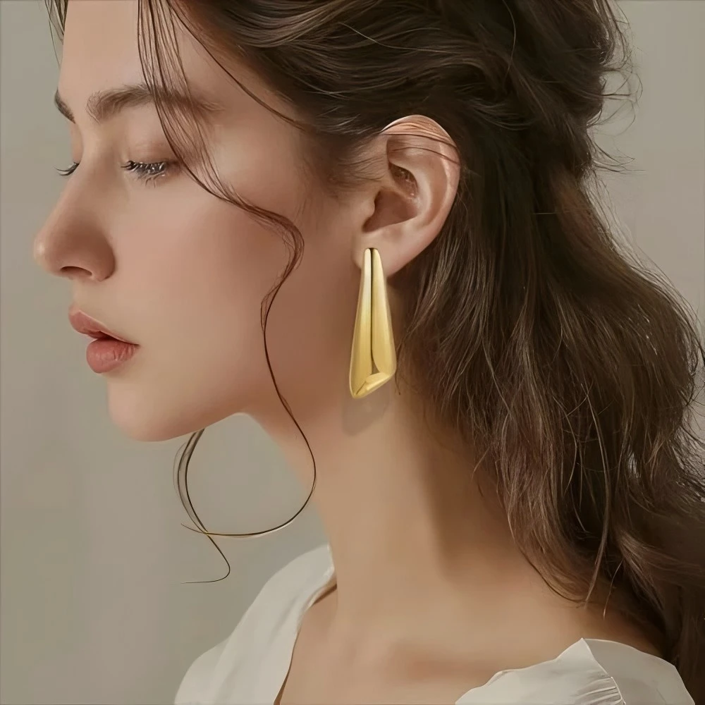 Minimalistische, geometrische, lange Ohrstecker aus Edelstahl für Damen, wasserfest, als Schmuck für den täglichen Gebrauch. – Detail 4