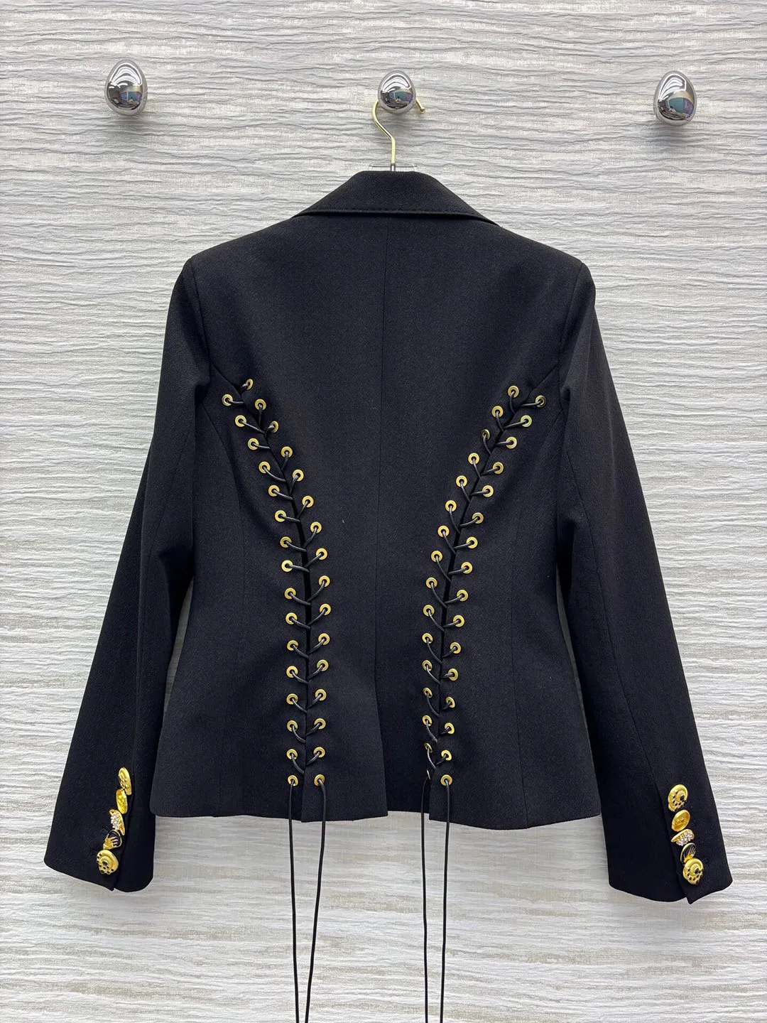 2025 New Fashion Bottoni dorati Giacca Blazer Nero con intaglio Manica lunga Indietro Croce Lace-up Slim Fit High Street Novità Cappotto da abito
