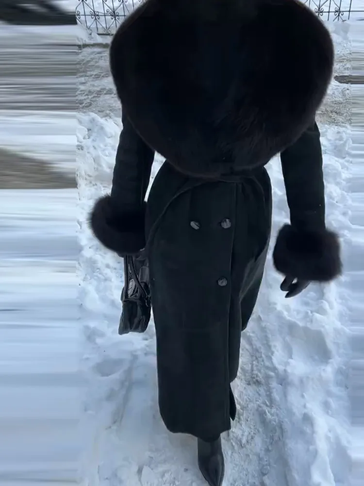معطف نسائي طويل من الفرو المنفوش أنيق بأربطة وأكمام طويلة ورقبة على شكل حرف v سترات نسائية موضة شتاء 2025 ملابس خارجية فضفاضة للسيدات