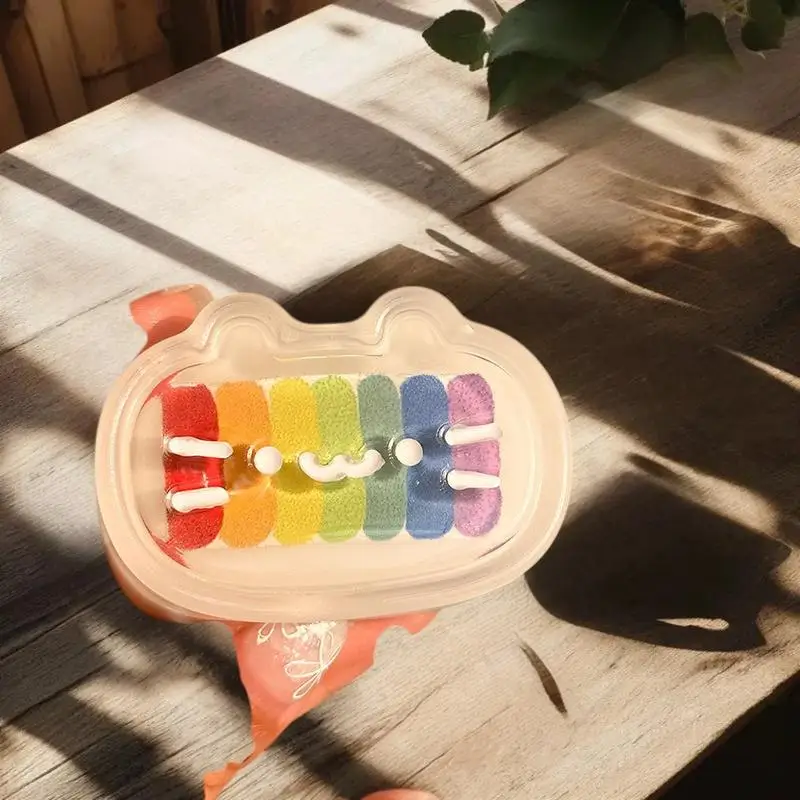 Un divertente giocattolo antistress da spremere al formaggio a tema gatto arcobaleno per bambini, studenti, adulti e ambienti di ufficio