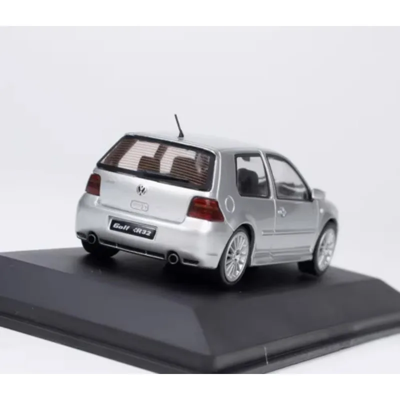 1:43 Volkswagen R32 GOLF VW silver and blue alloy model, children\'s collection of decorative toys, holiday gifts for children.