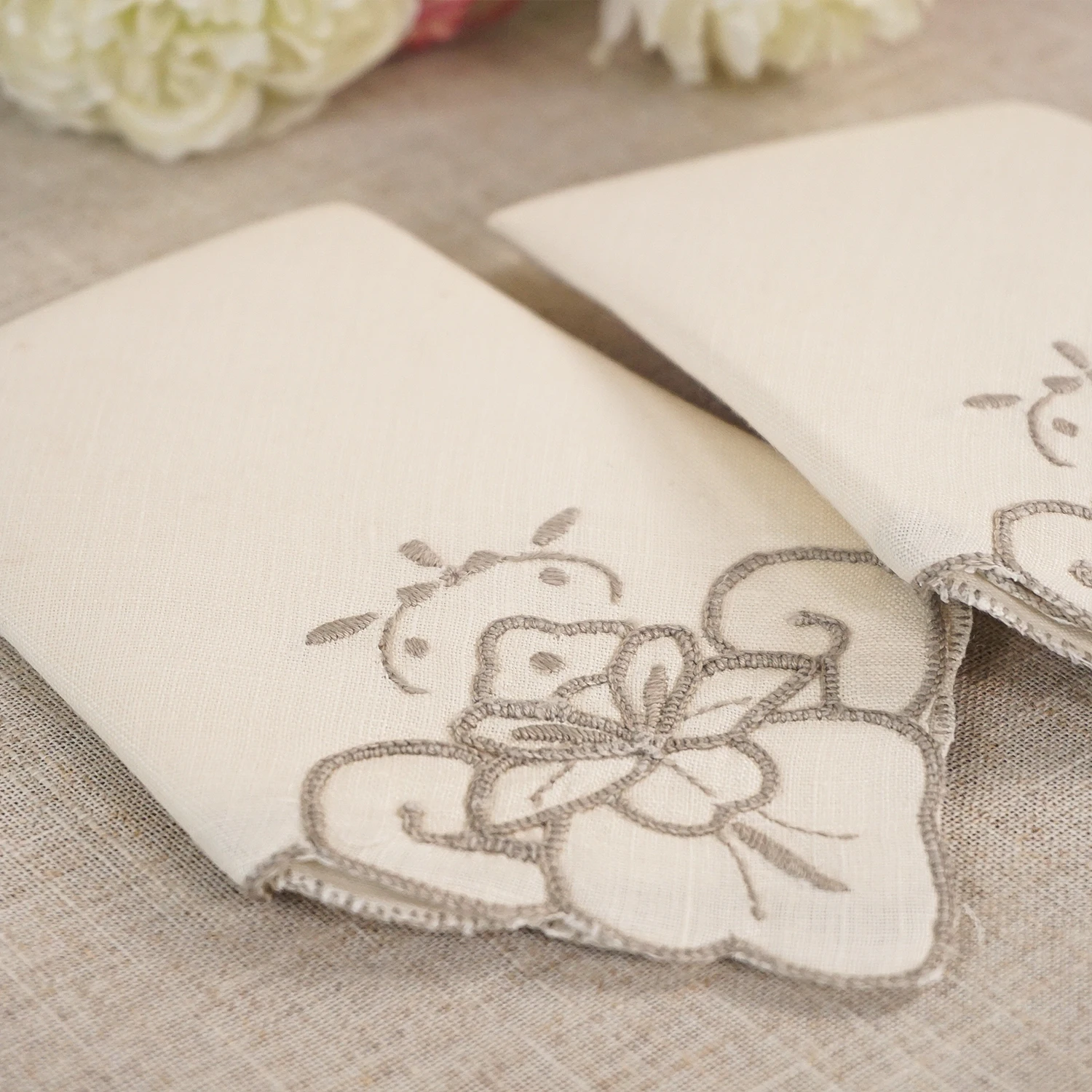 Vintage handbesticktes Leinen-Taschentuch aus reinem Jute-Leinen, quadratische Serviette mit Einseitiger Stickerei und Wellenkante, elegant für Hochzeiten – Detail 3