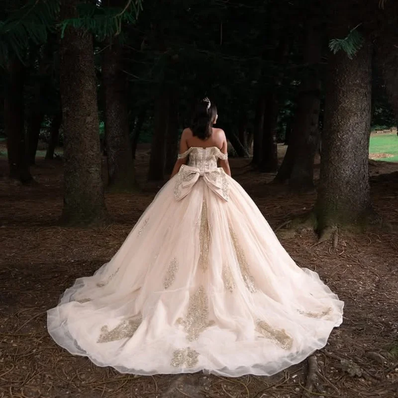 Abito Quinceanera personalizzato avorio con spalle scoperte perline applique con paillettes Fiocco in pizzo abiti da 15 Quinceanera