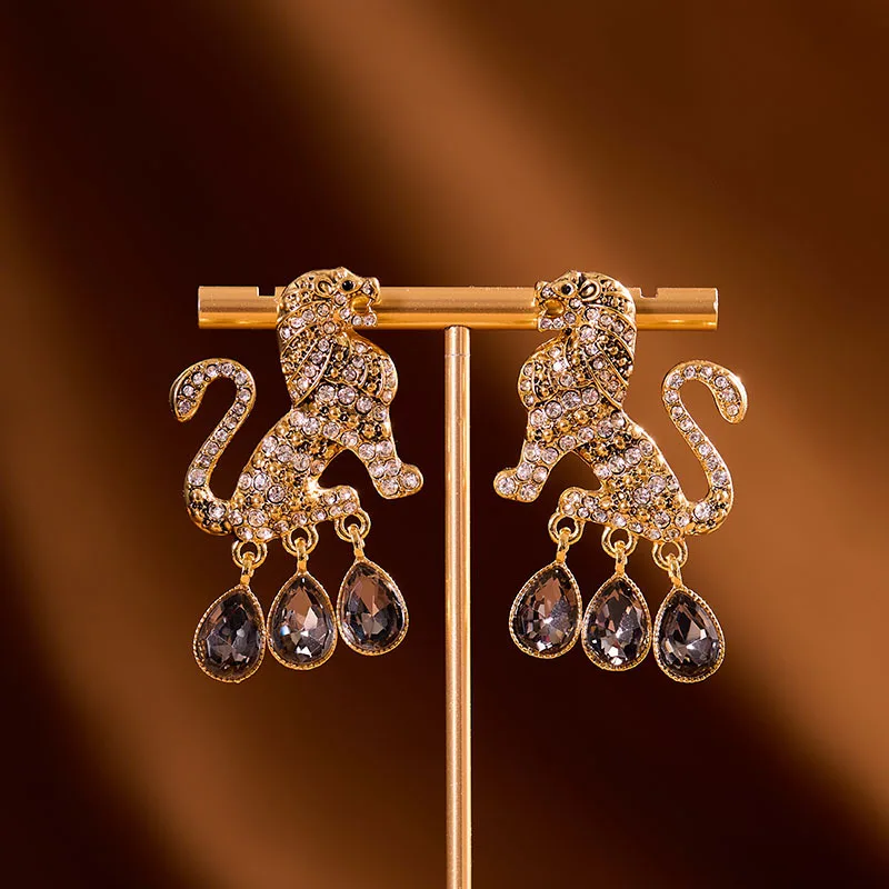 European and American medieval vintage luxury lion full diamond earrings water drop crystal pendant retro advanced sense spot