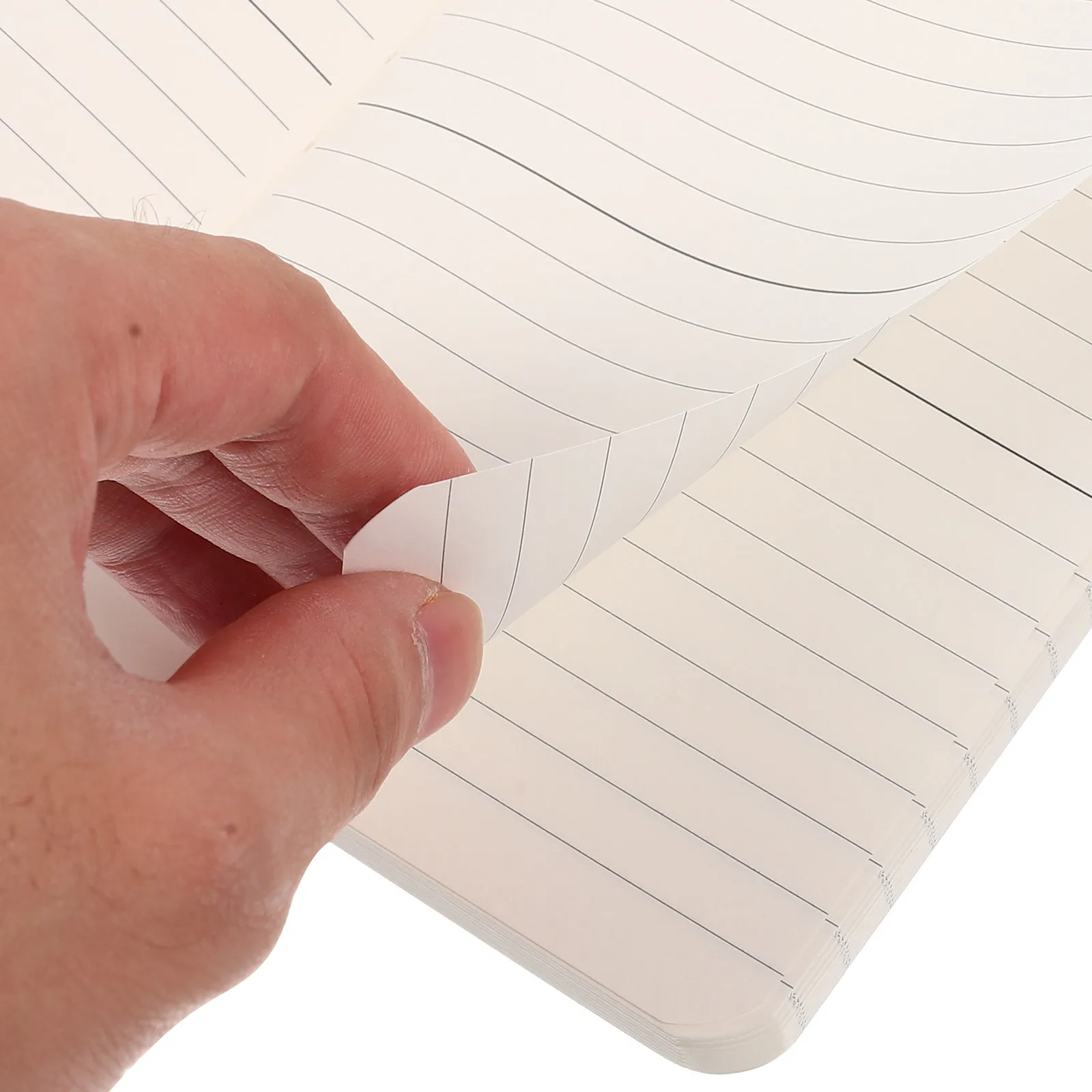 

Сменные листы для блокнота А6 в переплете, линованные, для комфортного письма, без просачивания чернил, совместимы со всеми типами ручек, для ежедневного использования.