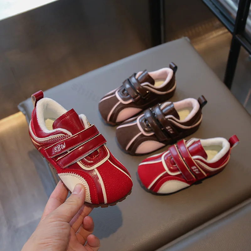 

Модная теплая повседневная хлопковая обувь с низким берцем для девочек, новинка зимы 2025 года, детские винтажные универсальные удобные плюшевые кроссовки на мягкой подошве